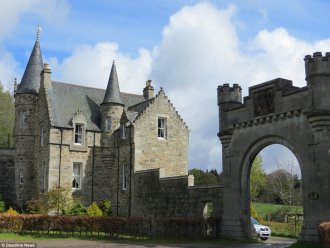 East Lodge had been constructed inside reasons of Castle Grant in Morayshire, in the Scottish Highlands, in 1863 by the Earl of Seafield